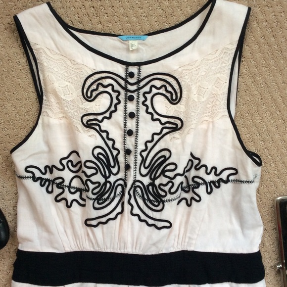 Leifnotes Open Air Theater Dress - Picture 2 of 8