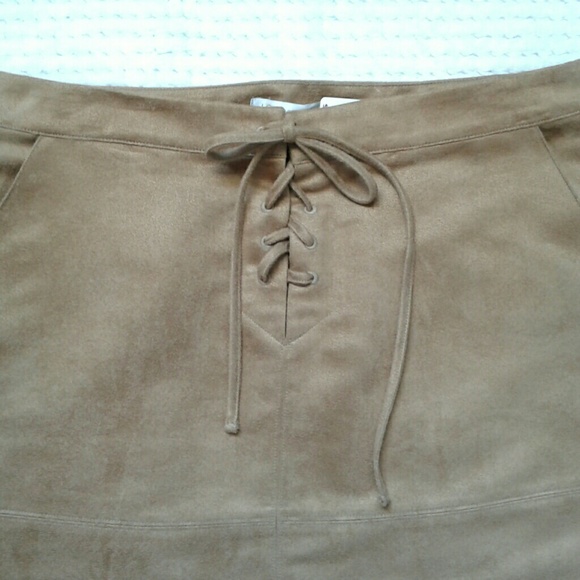 ❤️❤️NWT Suede Lace Up Camel Skirt - Picture 6 of 8