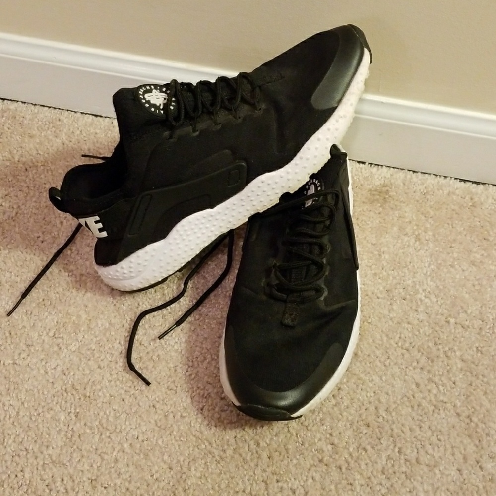 Barely worn Black Nike Air Huarache