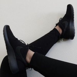 Nike Roshe’s triple black size 6 Women’s