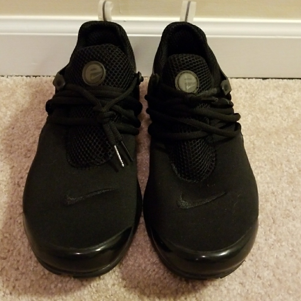 Never worn outside All black Nike
