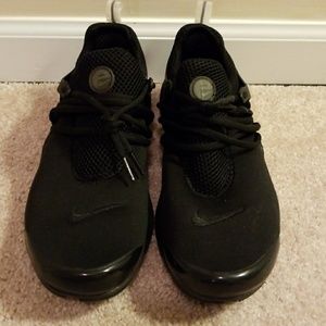 Never worn outside All black Nike
