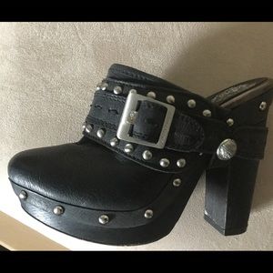 Vince Camuto Black Leather Clogs