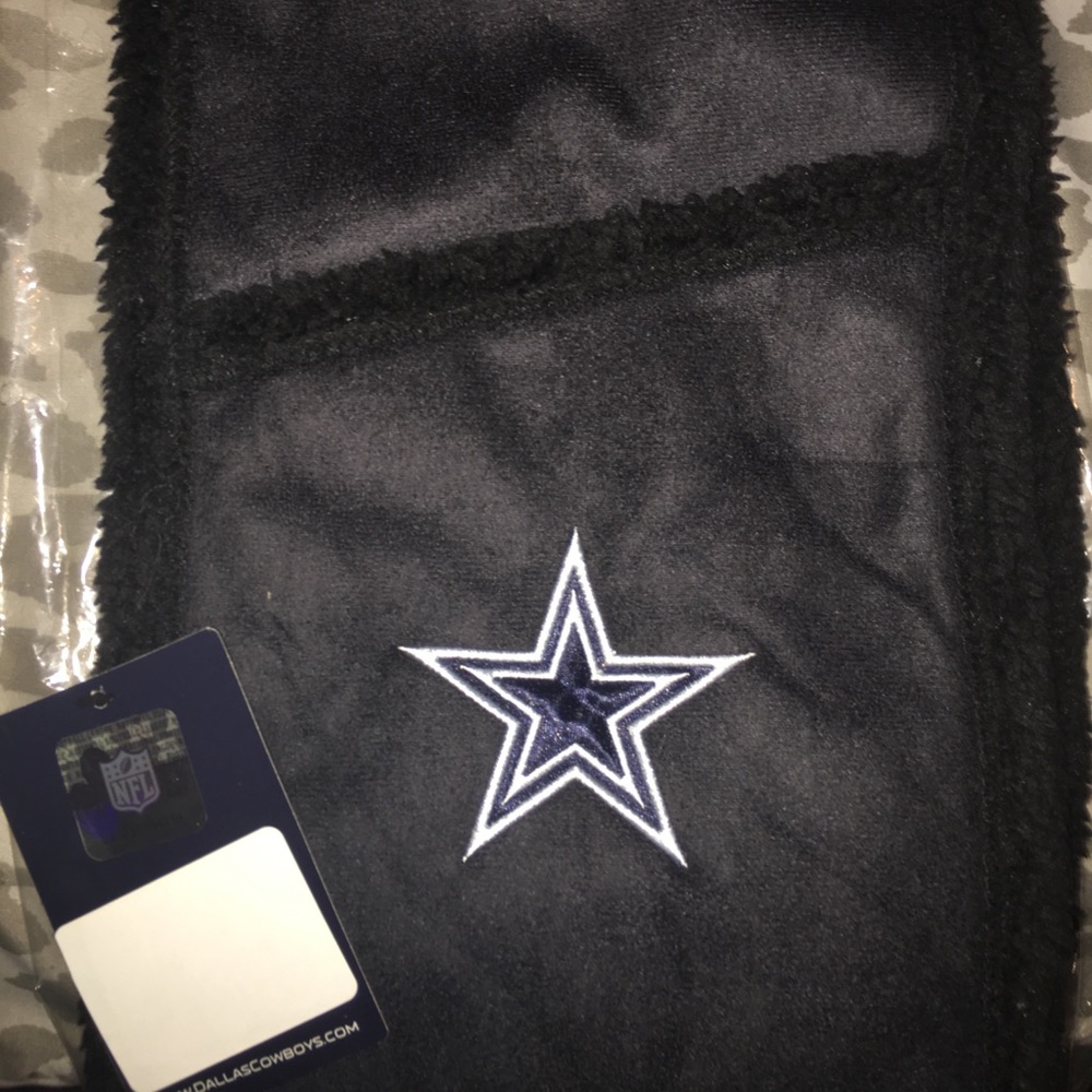 Cowboys scarf with hand warmer pockets
