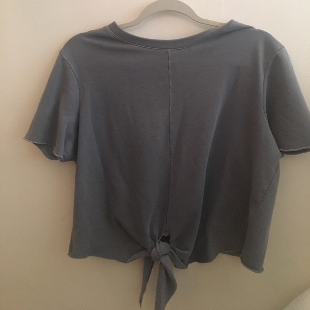 Cute cropped shirt sleeve shirt with tie
