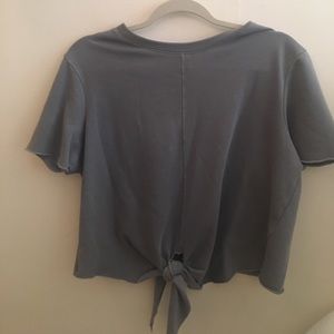 Cute cropped shirt sleeve shirt with tie