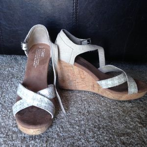 Tom's canvas wedges