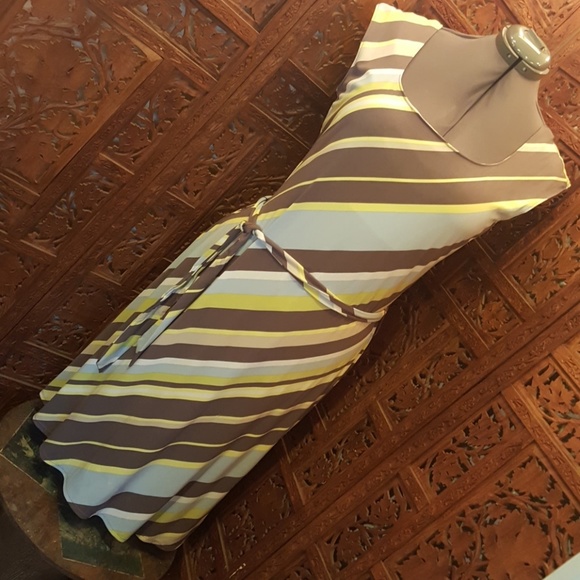 Classy sleeveless Dress - Picture 2 of 4