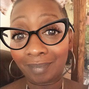 Meet your Posher, Angela