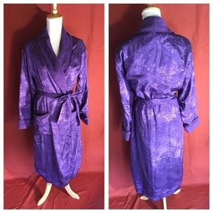 Plum bathrobe with deep pockets and nice details