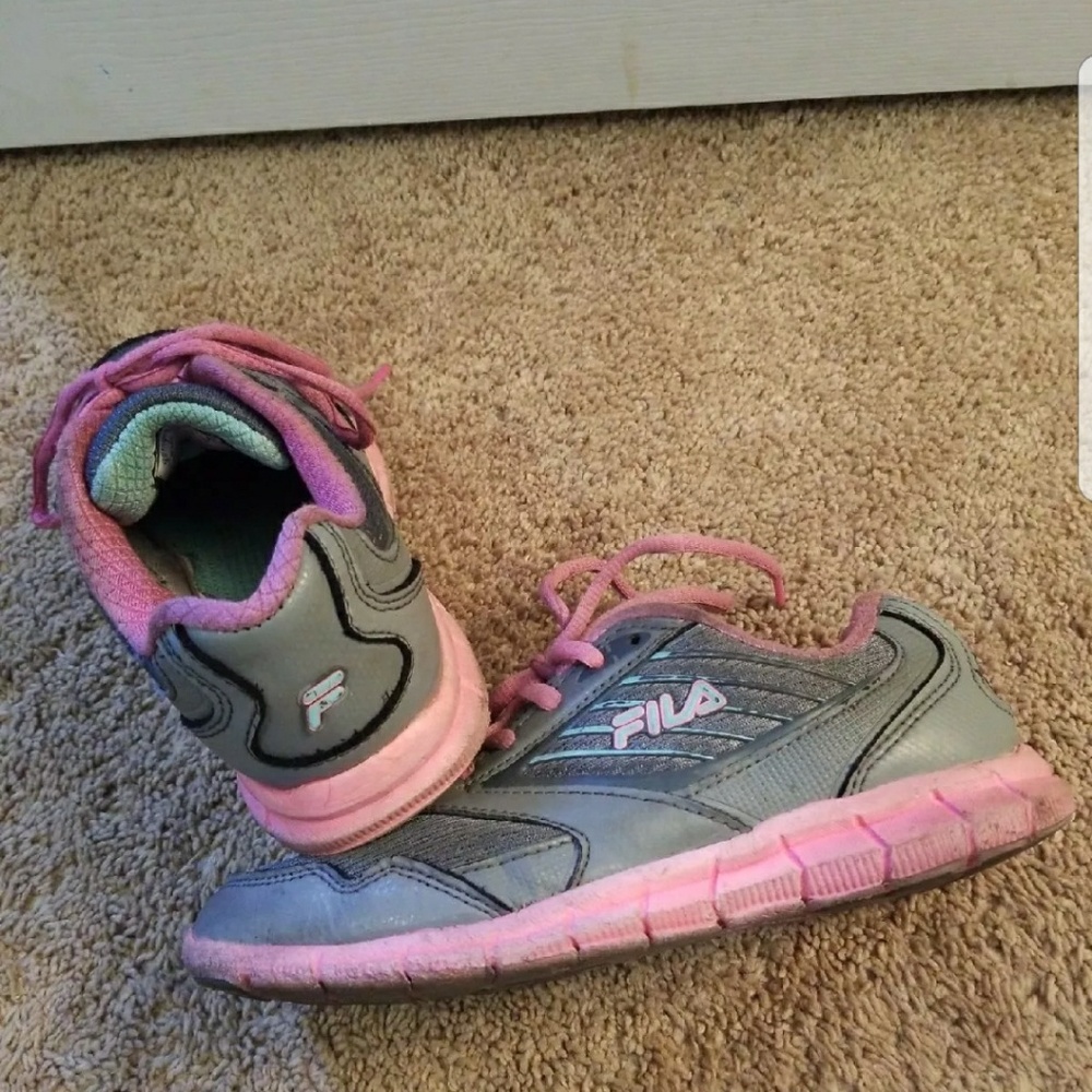 GIRLS SIZE 2 FILA TENNIS SHOES