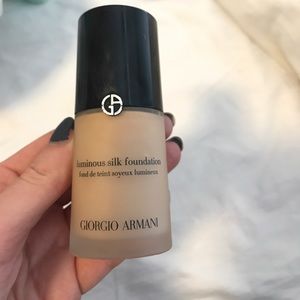 Giorgio Armani Luminous Silk 4