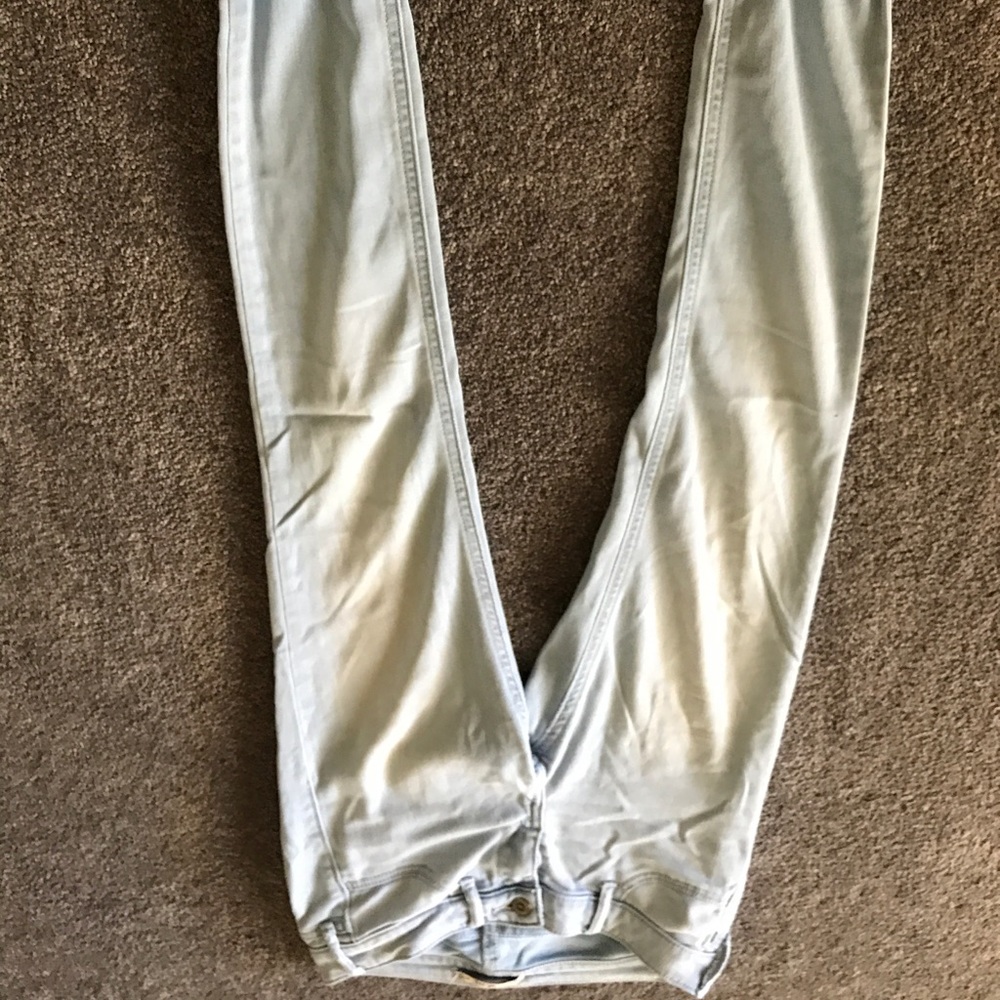 Size 0 hollister jeans!