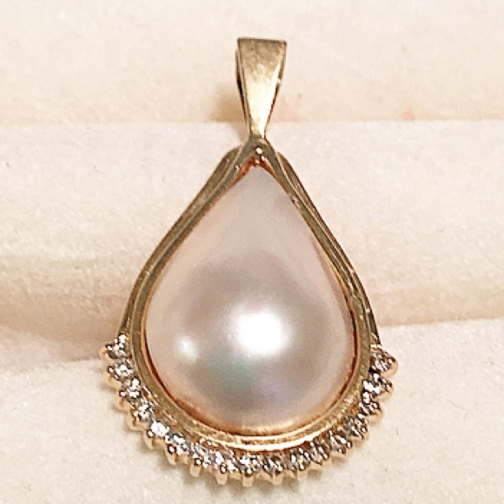 14k yellow gold Mabe pearl pear pendant w/diamonds