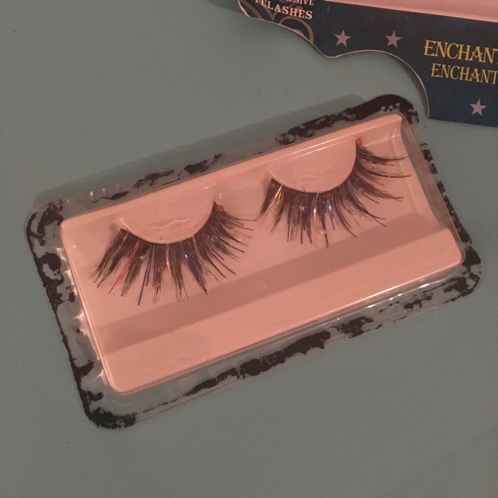 False lashes - Picture 2 of 3