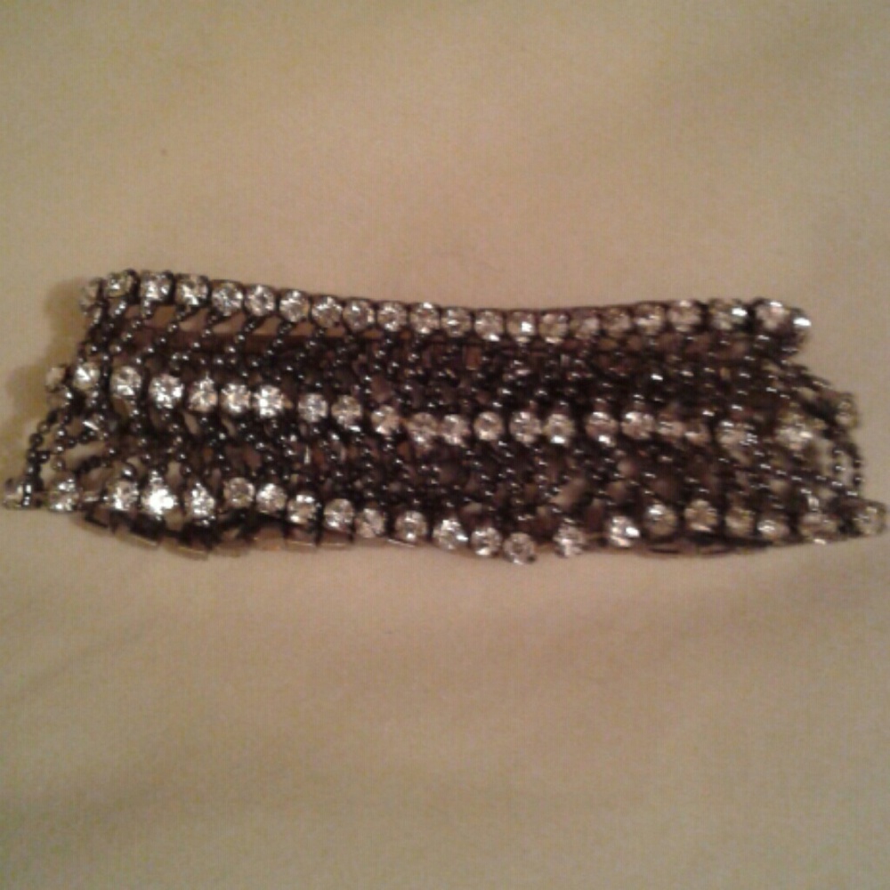 Vintage bracelet has rhinestones gunmetal silver stretchy thinner one end