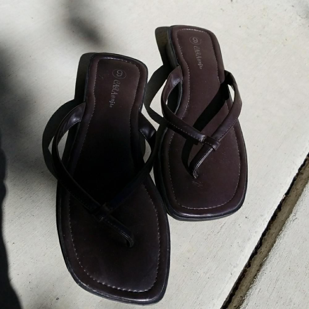 *CARA MIA BROWN FLIP TYPE SANDAL SZ 9M