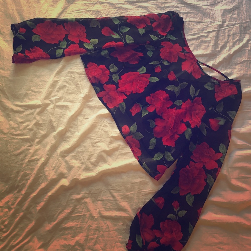 Boutique, Bell-sleeved rose print crop top!
