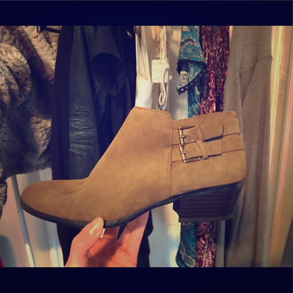 White Mountain Shoes - SUEDE ANKLE BOOTS 7.5 White Mountain Shoes - SUEDE ANKLE BOOTS 7.5