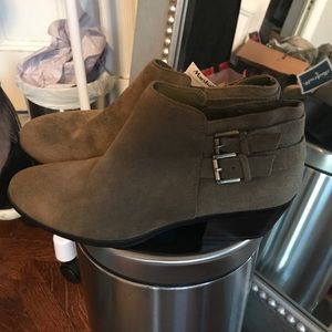 White Mountain Shoes - SUEDE ANKLE BOOTS 7.5 White Mountain Shoes - SUEDE ANKLE BOOTS 7.5