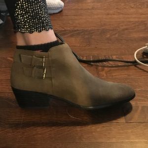 White Mountain Shoes - SUEDE ANKLE BOOTS 7.5 White Mountain Shoes - SUEDE ANKLE BOOTS 7.5