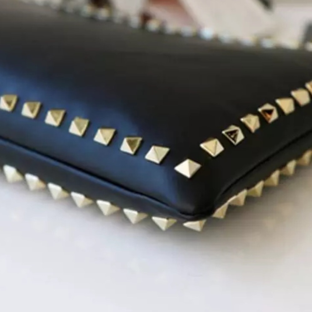 🎉 2X HP❗️1 LEFT ‼️ Black Clutch With Gold Accent - Picture 4 of 6