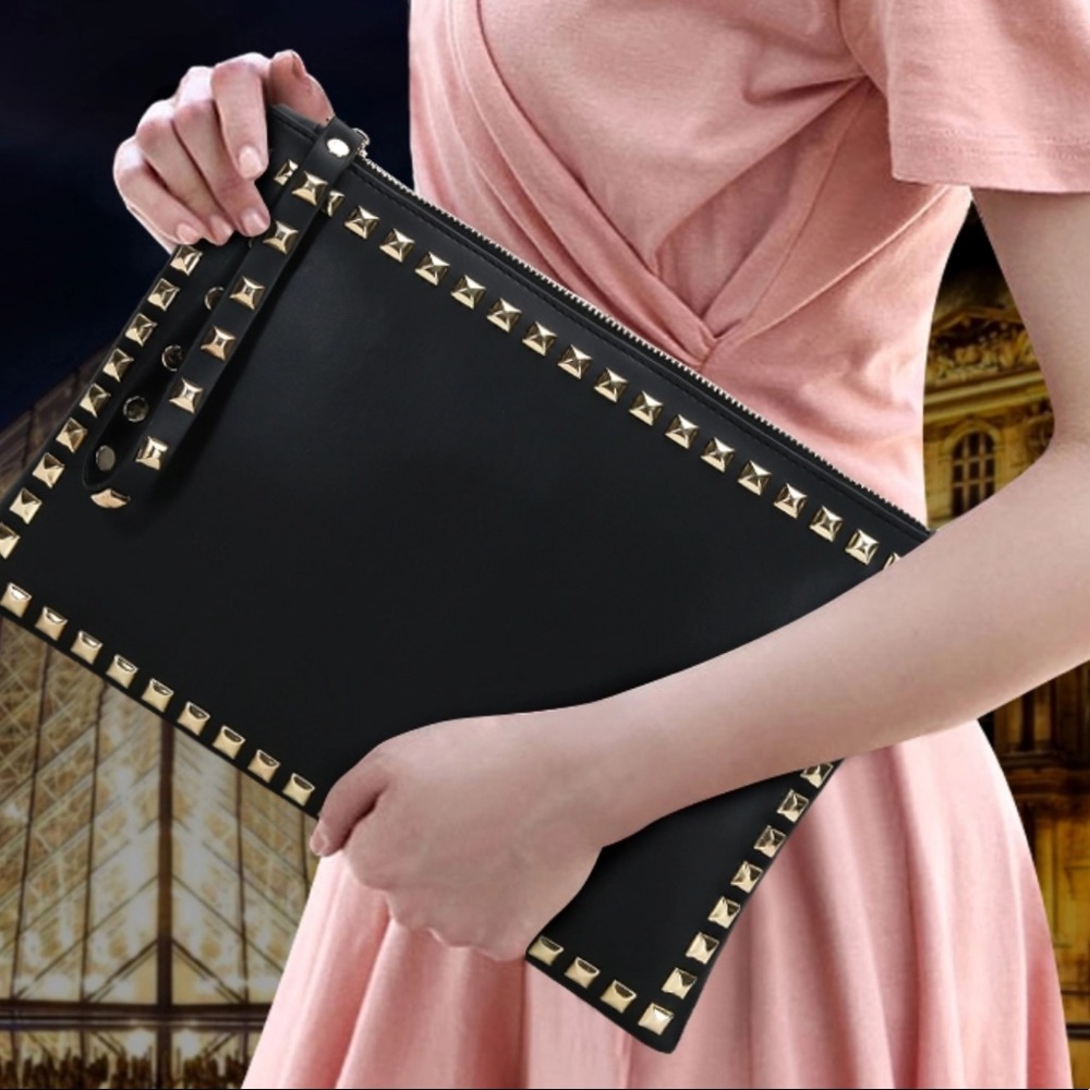 🎉 2X HP❗️1 LEFT ‼️ Black Clutch With Gold Accent - Picture 2 of 6