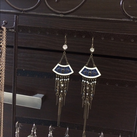 Navy blue and white chandelier earrings - Picture 4 of 4
