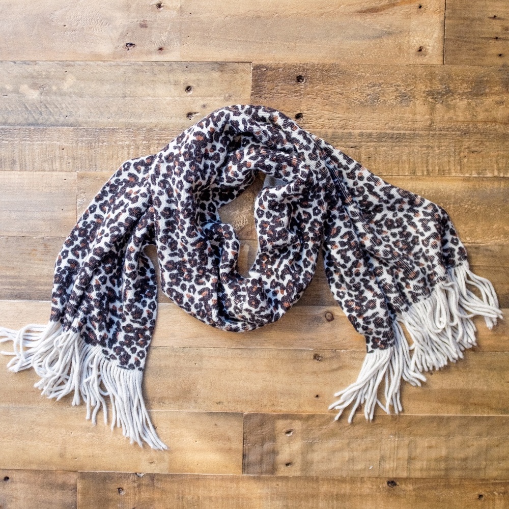 Super soft cashmere-like leopard scarf