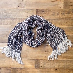 Super soft cashmere-like leopard scarf