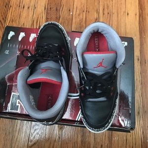 Jordan Retro 3 size 7 grade school