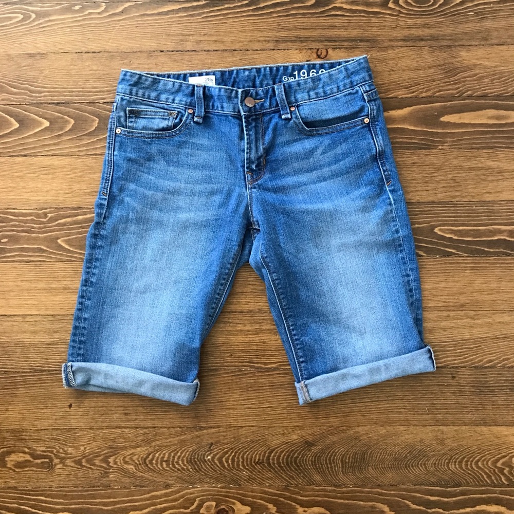 Gap cutoff cuffed Bermuda shorts size 28