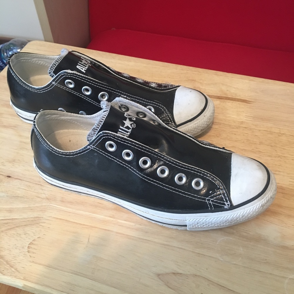 Black lace-less converse