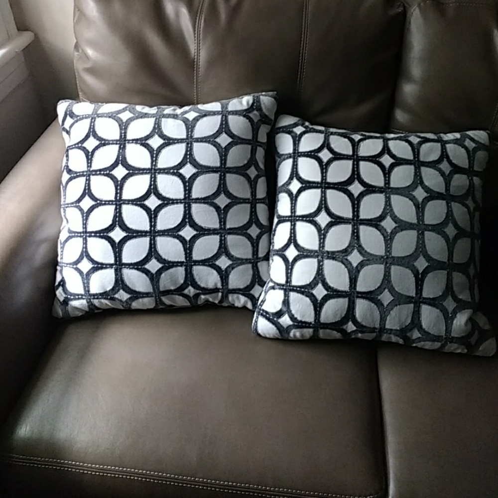 2 decorative pillows