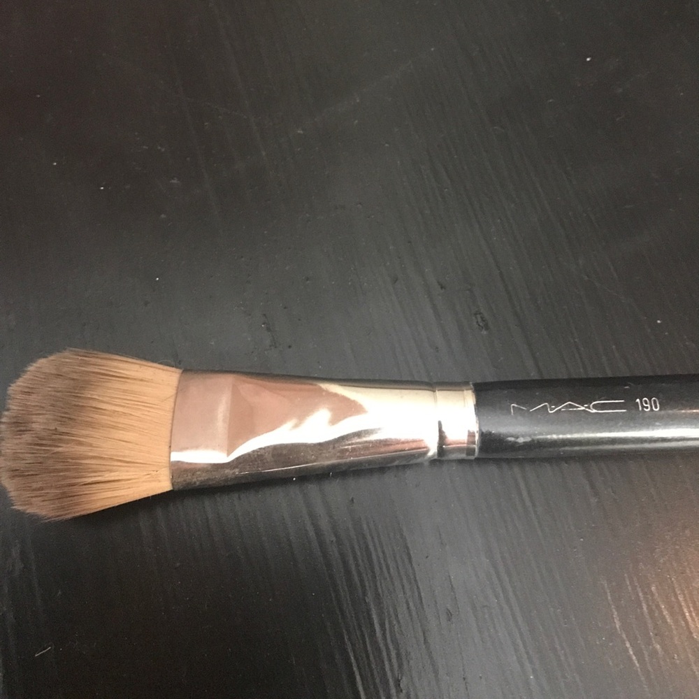 MAC FOUNDATION BRUSH 190