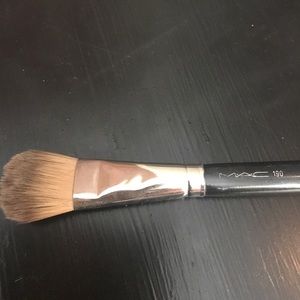MAC FOUNDATION BRUSH 190