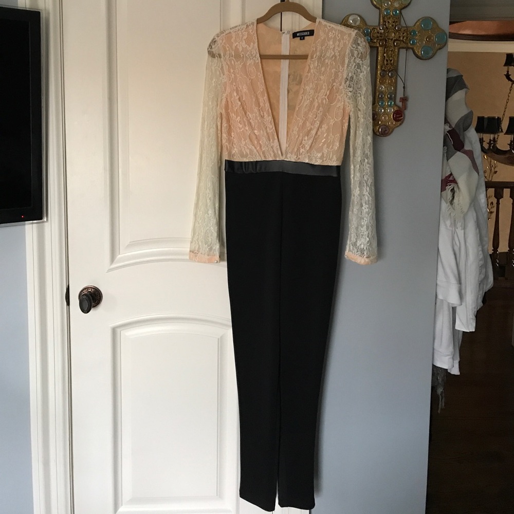 MISSGUIDED SEXY LACE V-NECK JUMPSUIT