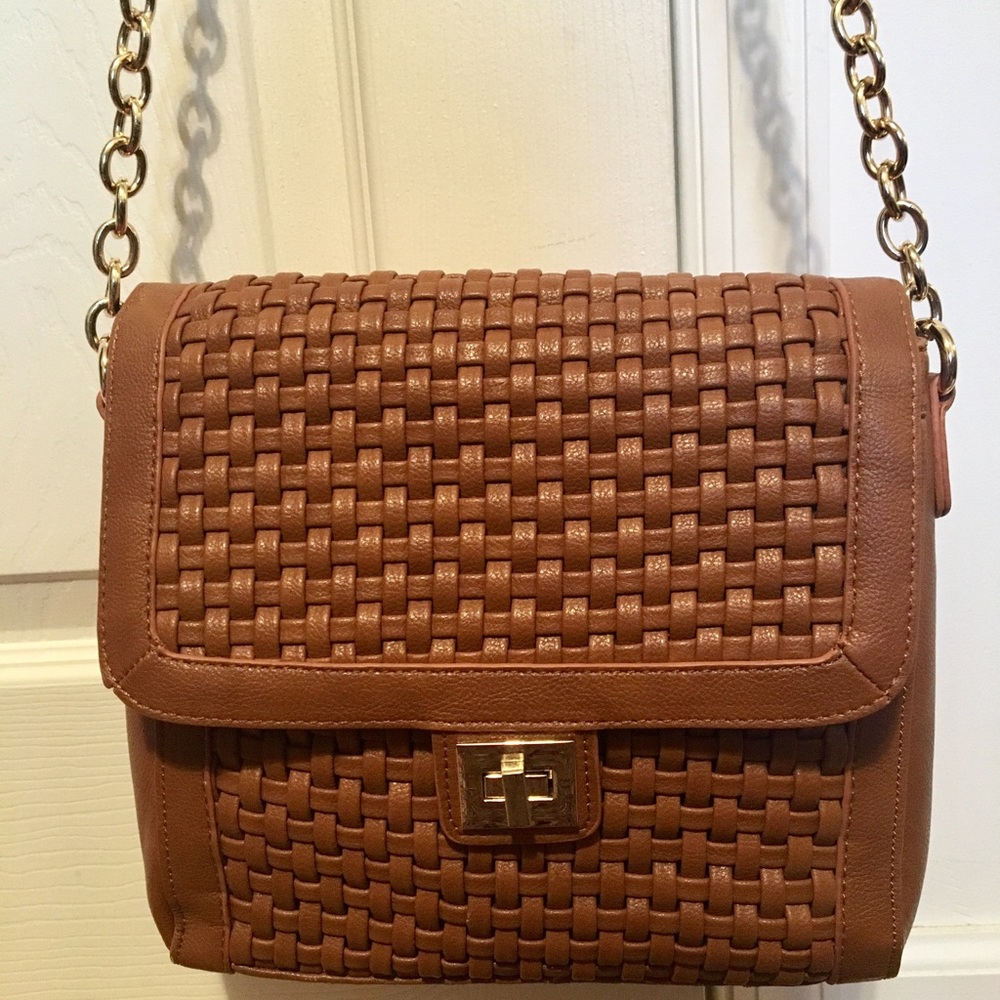 Brown shoulder bag with gold chain