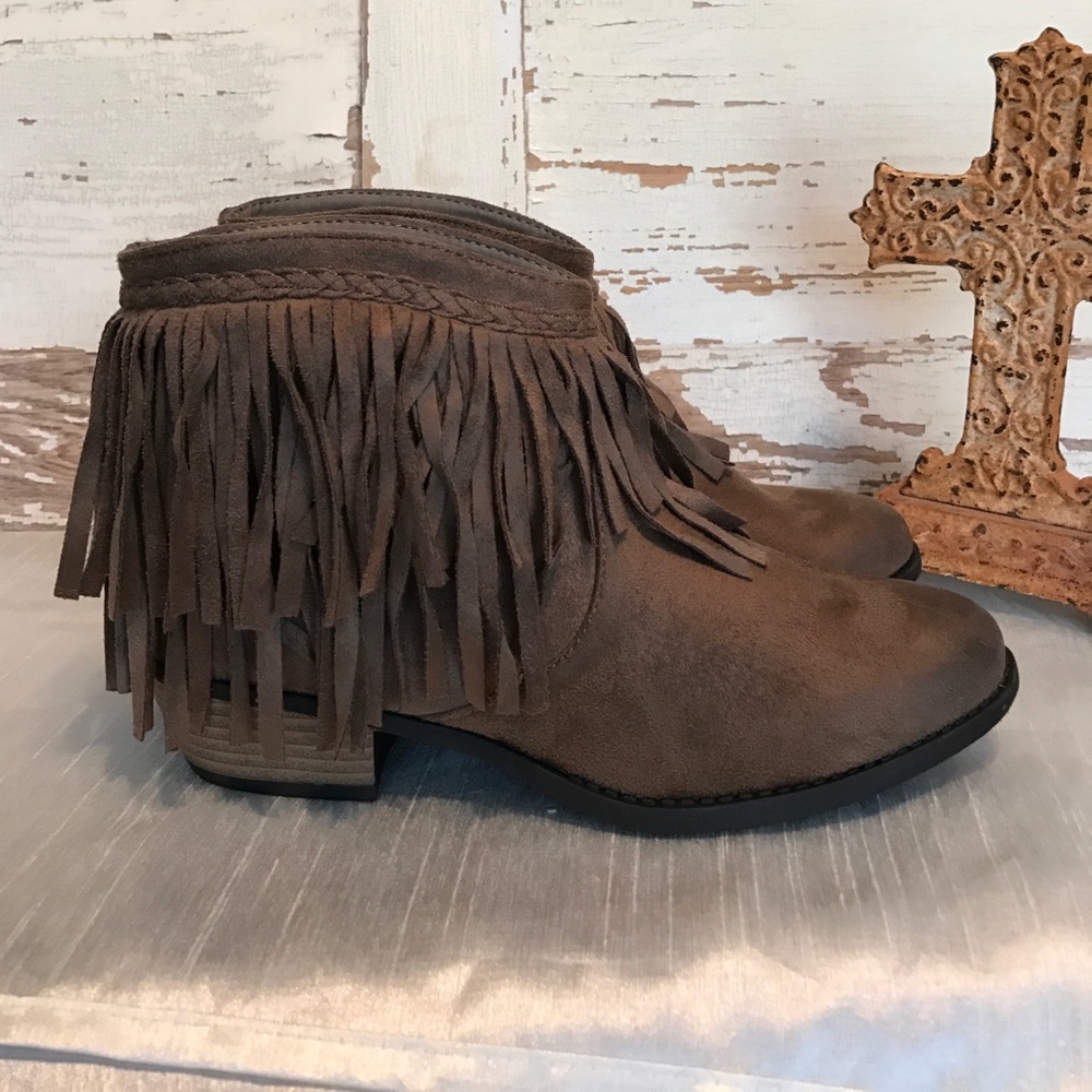 Last pair Size 6 🍁Host pick🍁Brown fringe booties - Picture 2 of 7