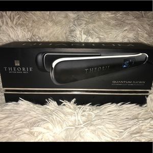 THEORIE QUANTUM hair straightener