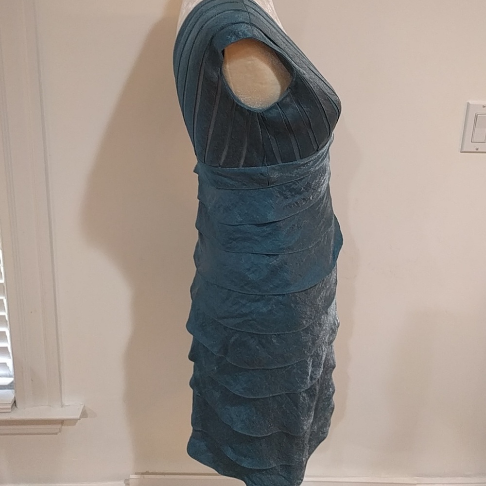 Adrianna Papell Shimmery Teal Scalloped V Sheath - Picture 2 of 7