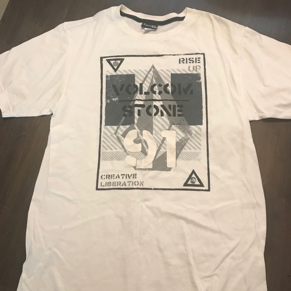 Men’s Volcom stone graphic shirt size medium