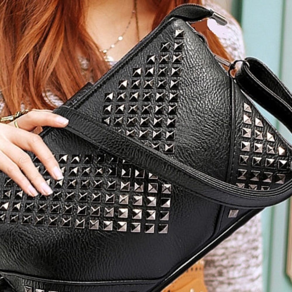 🎉 1 LEFT ‼️ Black Clutch With Studded Accent - Picture 4 of 6
