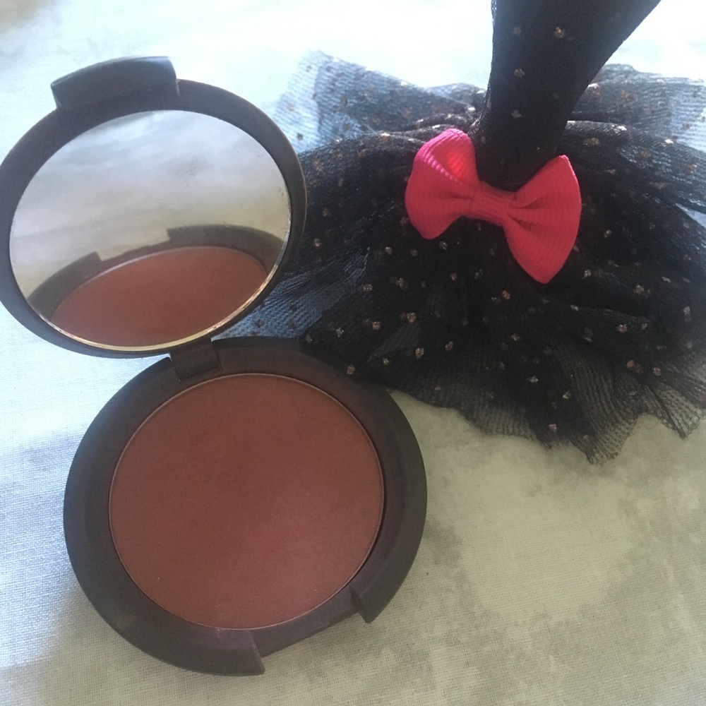 Becca mineral blush in Nightingale