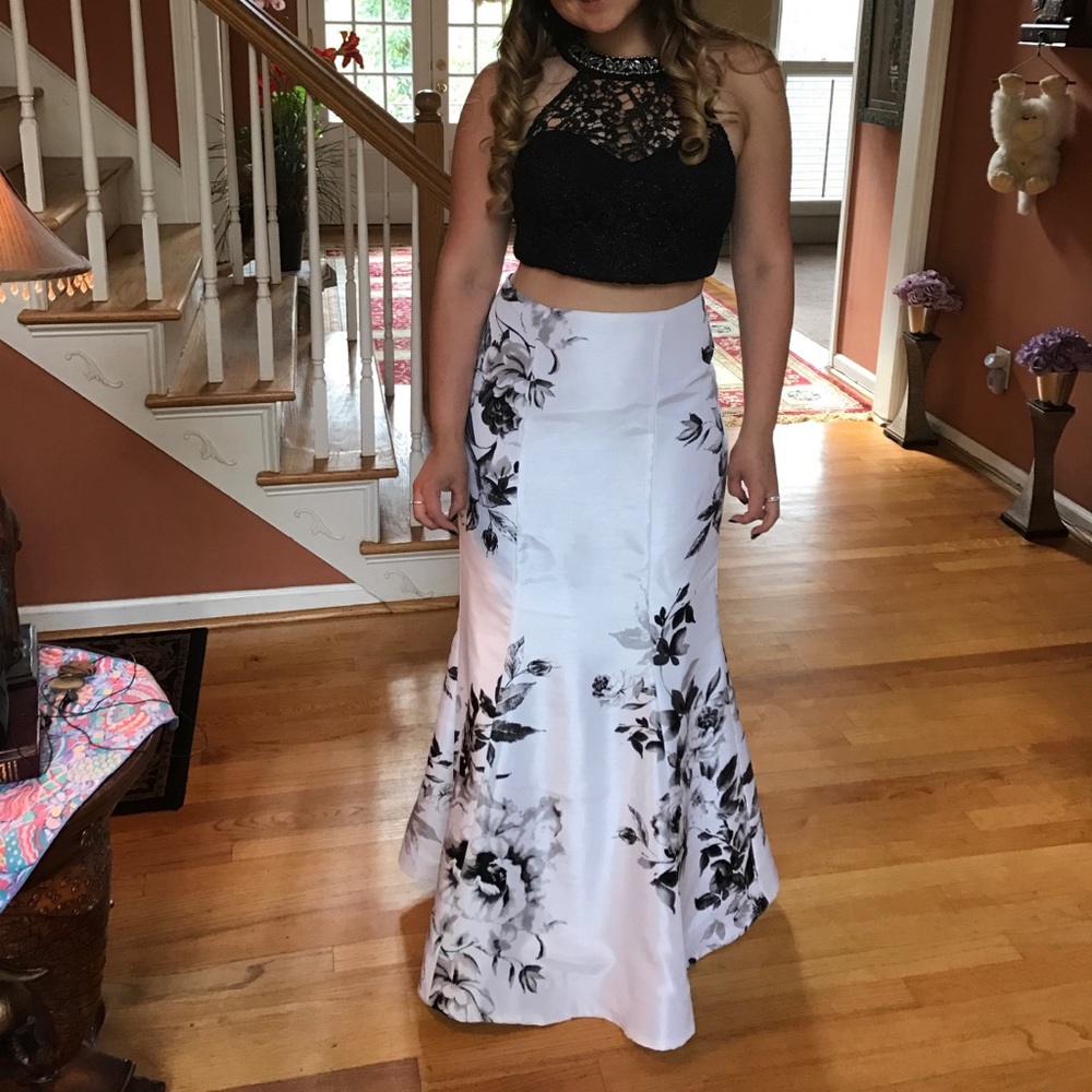 Beautiful 2 piece prom dress!!! *must go**