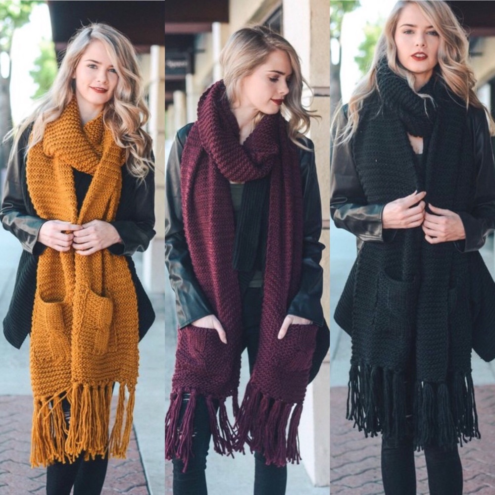 SOLD! Super cute and comfy scarf with pockets! - Picture 1 of 1