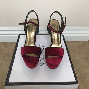 *SOLD* NINE WEST velvet 90’s retro platform