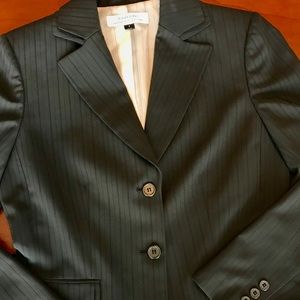 Tahari Pant Suit- 2 piece. Black.