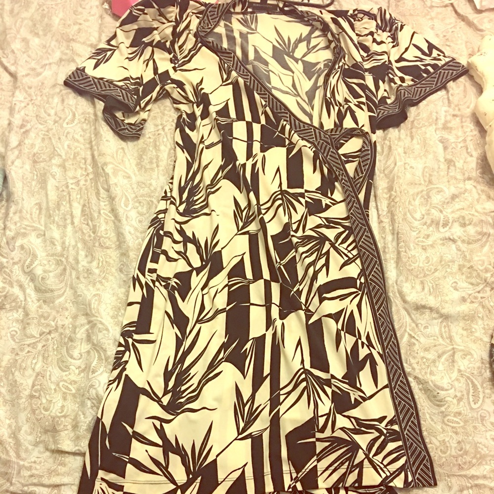 BCBG MAX AZARIA Black/White belted wrap dress