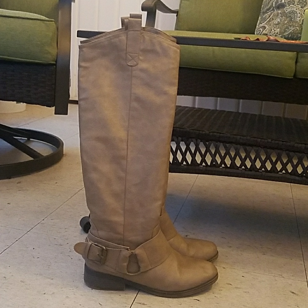 Tall riding boot